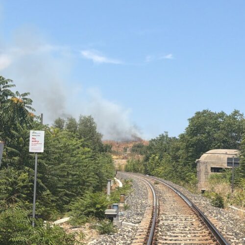 Siracusa: tratta ferroviaria minacciata da un vasto incendio – Video