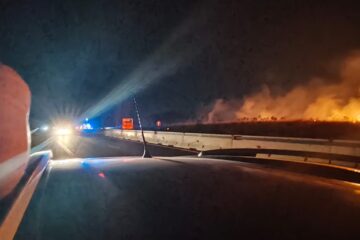 Incendio lungo l’autostrada Siracusa-Catania: fiamme a ridosso della carreggiata tra Sortino e Augusta