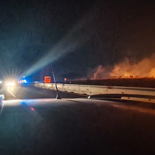 Incendio lungo l’autostrada Siracusa-Catania: fiamme a ridosso della carreggiata tra Sortino e Augusta
