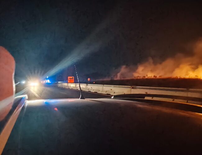Incendio lungo l’autostrada Siracusa-Catania: fiamme a ridosso della carreggiata tra Sortino e Augusta