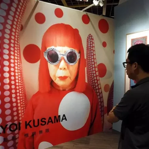 Addio a Yayoi Kusama, la “regina dei pois”