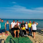 Priolo, al via “Un mare di soliderietà” per spiagge accessibili: in spiaggia un gruppo di solarinesi