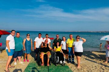 Priolo, al via “Un mare di soliderietà” per spiagge accessibili: in spiaggia un gruppo di solarinesi