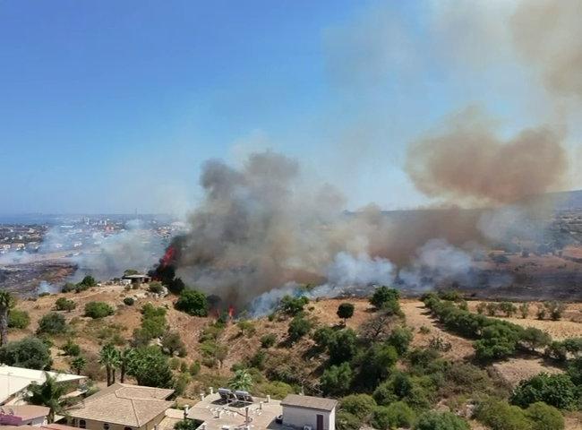 Priolo, rogo alla Pineta: vigili del fuoco sul posto