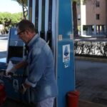Carburanti, scattano nuovi rincari: il diesel vola verso i 2,5 euro in autostrada. Scontro sui prezzi bloccati