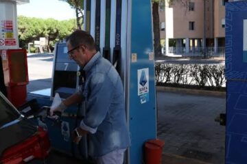 Carburanti, scattano nuovi rincari: il diesel vola verso i 2,5 euro in autostrada. Scontro sui prezzi bloccati