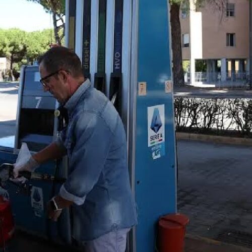Carburanti, scattano nuovi rincari: il diesel vola verso i 2,5 euro in autostrada. Scontro sui prezzi bloccati