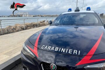 Augusta, finto aiuto a un anziano con l’auto in panne per rubargli il borsello: denunciata una coppia