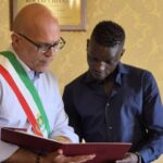 Augusta dà il benvenuto a Danso Modou: dopo dieci anni di integrazione ottiene la cittadinanza italiana