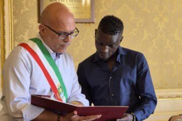 Augusta dà il benvenuto a Danso Modou: dopo dieci anni di integrazione ottiene la cittadinanza italiana