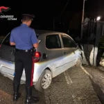 Giarre, approfitta delle chiavi in auto e s’invola: la corsa finisce contro la recinzione di una casa