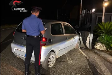 Giarre, approfitta delle chiavi in auto e s’invola: la corsa finisce contro la recinzione di una casa