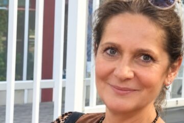 Mihaela Helmis, la voce che ha fatto della radio un mestiere di precisione