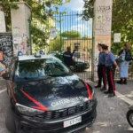 Roma, 13enne aggredisce una prof: perquisiti i cellulari
