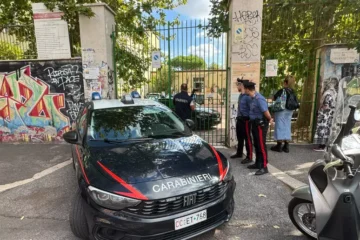 Roma, 13enne aggredisce una prof: perquisiti i cellulari