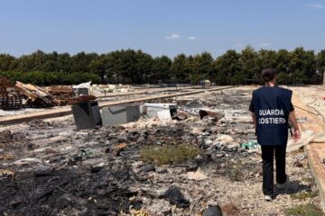 Discarica abusiva e rifiuti in fiamme: sequestrati 6.600 mq