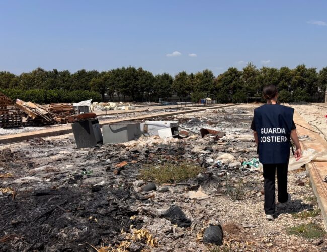 Discarica abusiva e rifiuti in fiamme: sequestrati 6.600 mq