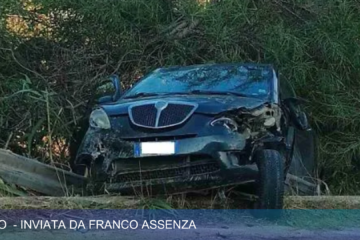 Paura sulla SP 85: violento impatto tra due auto, soccorsi sul posto