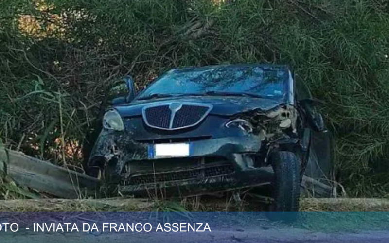 Paura sulla SP 85: violento impatto tra due auto, soccorsi sul posto