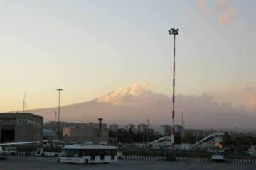 Etna, scende il livello di allerta: riapre l’aeroporto di Catania Fontanarossa