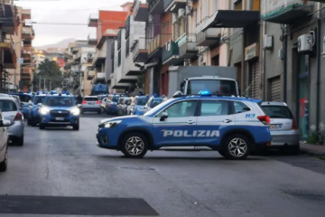 San Cristoforo, tre poliziotti aggrediti durante un controllo antidroga: tre arresti