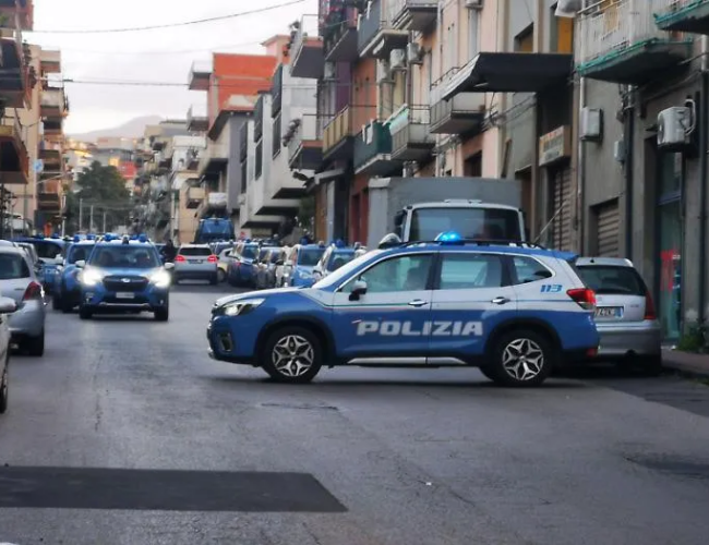 San Cristoforo, tre poliziotti aggrediti durante un controllo antidroga: tre arresti