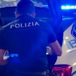 Pullman svaligiato e furto di gasolio: fugge sulla spiaggia e aggredisce i poliziotti