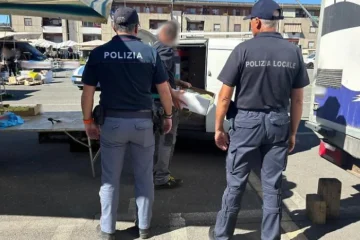Controlli al mercato di Bronte: frutta e verdura non tracciate, sequestrati oltre 360 kg di merci e multe per 18 mila euro