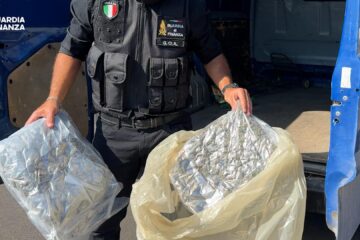 Catania: le fiamme gialle sequestrano droga per 4,5 milioni di euro