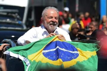 Elezioni in Brasile, Lula compie l’impresa al ballottaggio: sconfitto Flavio Bolsonaro. Il rivale: «Voto da annullare»