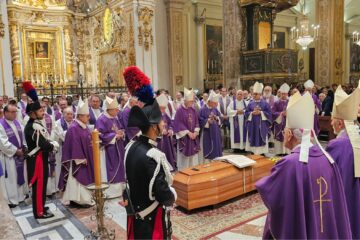 Acireale, l’ultimo saluto al Cardinale Paolo Romeo: in Cattedrale le esequie celebrate dal vescovo Raspanti