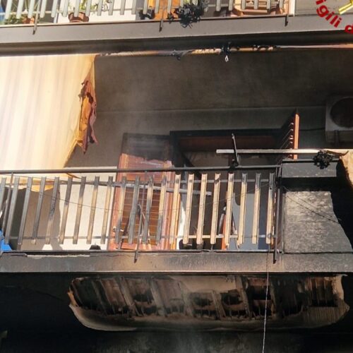 Aci Catena: in fiamme un appartamento