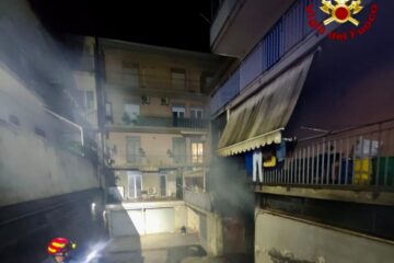 Fiumefreddo: incendio in un garage adibito a deposito