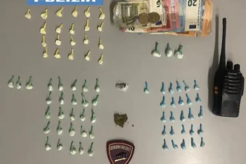 Blitz antidroga della Polizia a San Giovanni Galermo: pusher sorpreso e bloccato in via Capo Passero