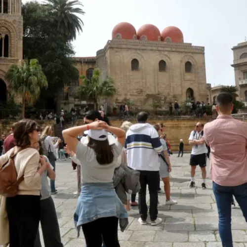 Palermo record di turisti: 1,4 milioni di presenze nei primi 6 mesi del 2026. Boom di stranieri e spesa digitale al top in Italia