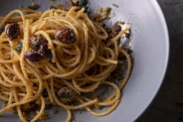 Il piatto del giorno di Siracusa: gli Spaghetti alla Siracusana con mollica tostata e alici