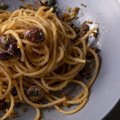 Il piatto del giorno di Siracusa: gli Spaghetti alla Siracusana con mollica tostata e alici