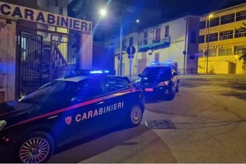 San Cataldo, aggressione ai Carabinieri e danni all’auto di servizio: due arresti in centro