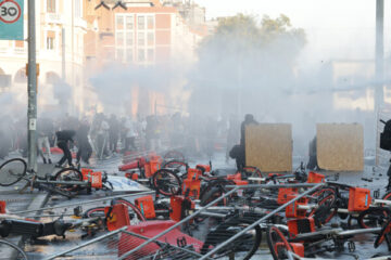 Guerriglia urbana alle manifestazioni contro il carovita: devastazioni a Milano e in diverse città, decine di fermati. Meloni: «Mettere a ferro e fuoco le città non è un diritto»