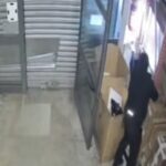 Modica, spaccata notturna al Bruno Euronics del polo commerciale: banda armata di flex svaligia il negozio, bottino magro e ingenti danni
