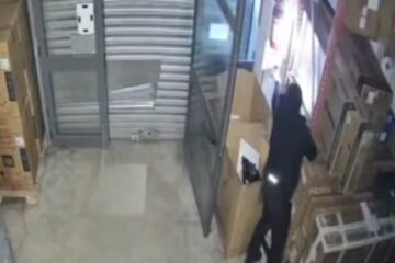 Modica, spaccata notturna al Bruno Euronics del polo commerciale: banda armata di flex svaligia il negozio, bottino magro e ingenti danni