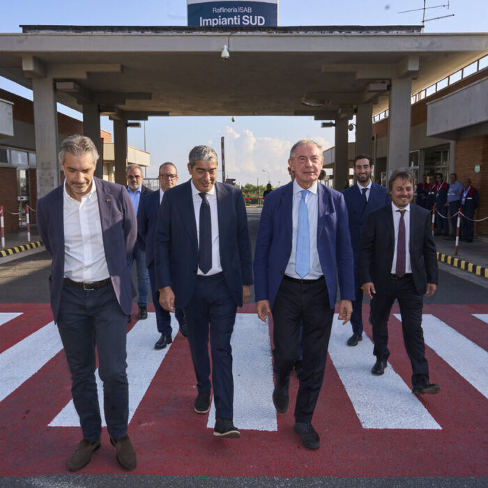 Il ministro Urso: «Isab 1,3 miliardi di investimenti e tutela occupati»
