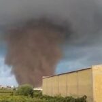 «Tutto in due minuti interminabili, ho fatto da scudo ai miei ragazzi»: il racconto della prof sopravvissuta al tornado di Marsala