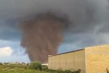 «Tutto in due minuti interminabili, ho fatto da scudo ai miei ragazzi»: il racconto della prof sopravvissuta al tornado di Marsala