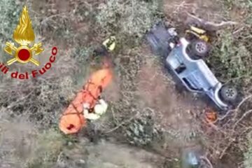 Santa Maria di Licodia, auto precipita in un dirupo: salvato con l’elicottero dei Vigili del Fuoco