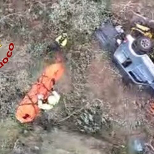 Santa Maria di Licodia, auto precipita in un dirupo: salvato con l’elicottero dei Vigili del Fuoco