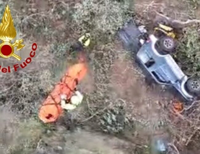 Santa Maria di Licodia, auto precipita in un dirupo: salvato con l’elicottero dei Vigili del Fuoco
