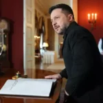 Ucraina, Zelensky ad apre a trattative: «Pronti a congelare il fronte sulla linea attuale e garanzie d’intesa con gli USA»
