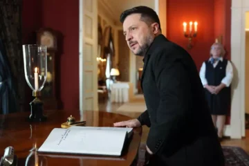 Ucraina, Zelensky ad apre a trattative: «Pronti a congelare il fronte sulla linea attuale e garanzie d’intesa con gli USA»