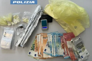 Controlli antidroga a Catania, doppio colpo dei “Falchi”: arrestato un 28enne ai domiciliari, denunciato uno scooterista